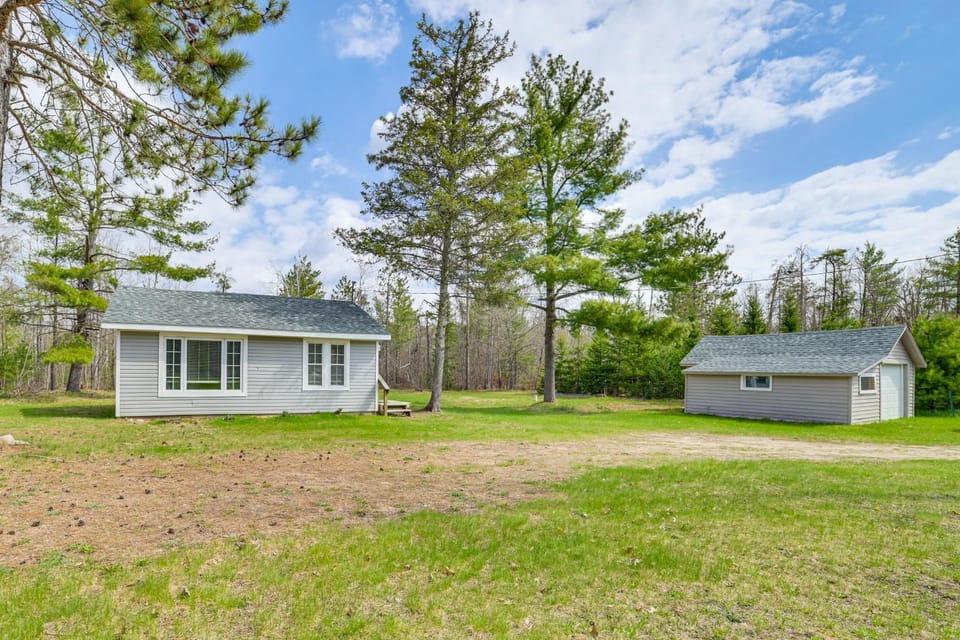 Walk to West Twin Lake: Remote Retreat w/ Yard House in Albert
