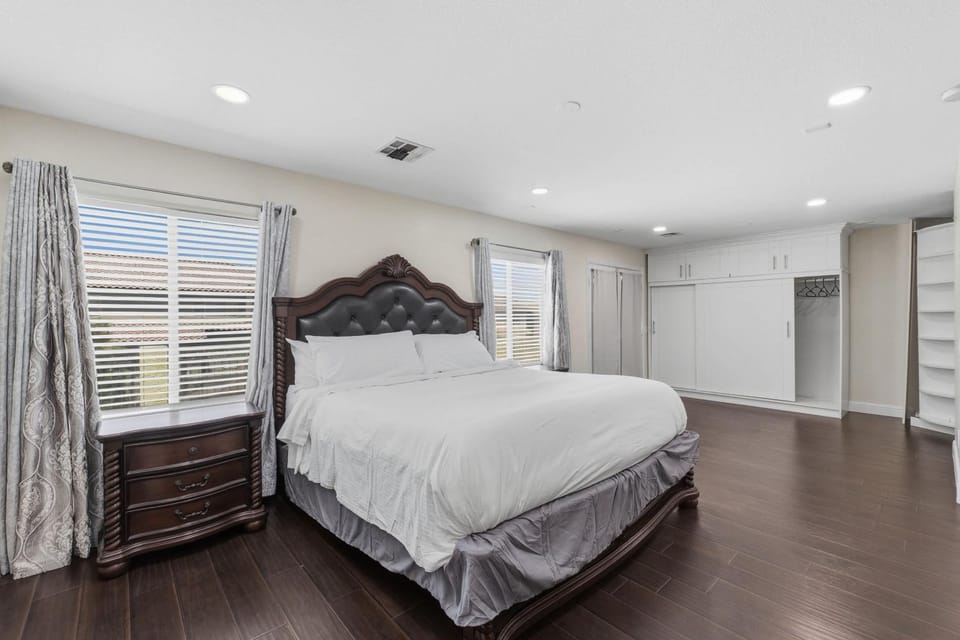 Modern Vegas 4BR with BBQ Balcony & Parking House in Rhodes Ranch