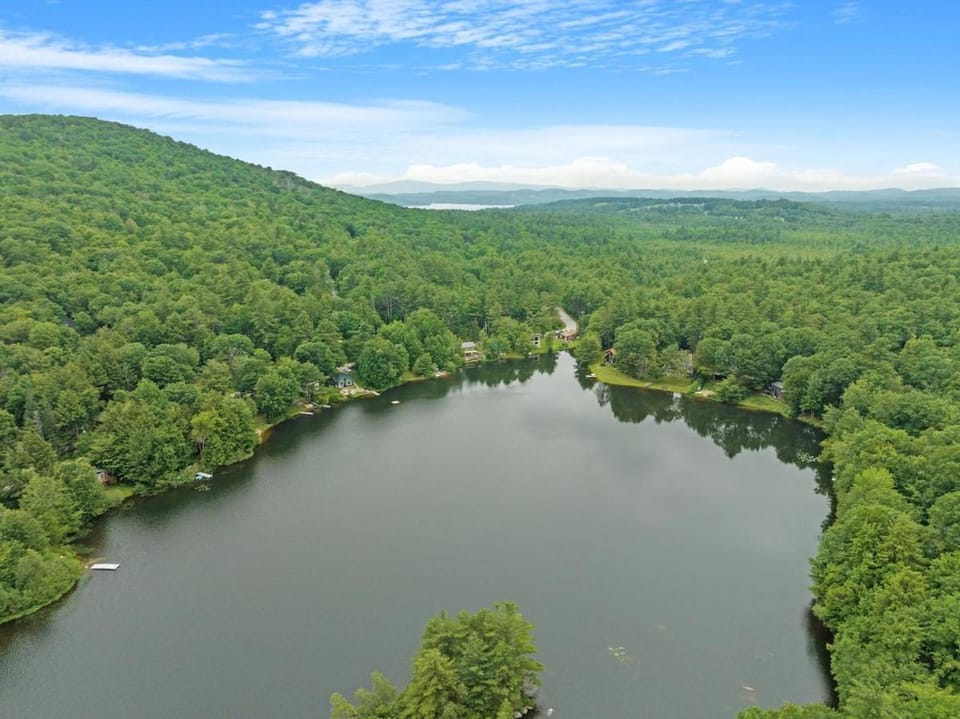 TreeTop House- A Hillside 3Bed Retreat -Chalk Pond Chalet in Newbury