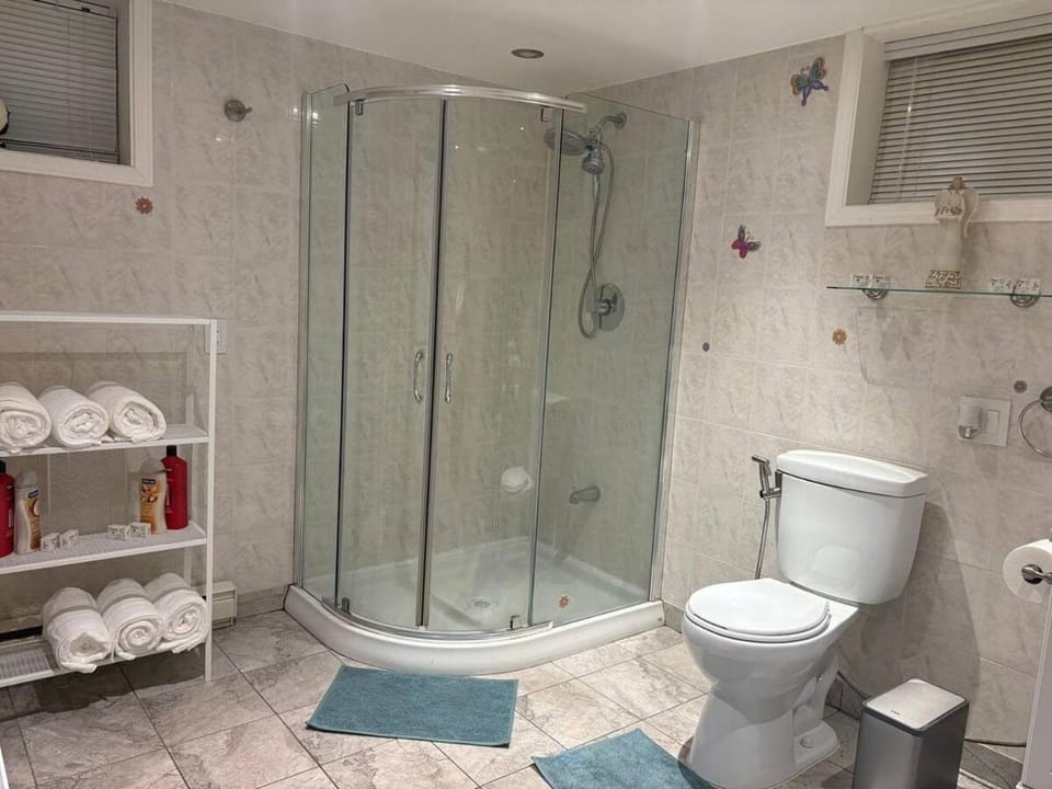 Beautiful house 4 bedroom 2 Bathroom, Free Parking House in Laval