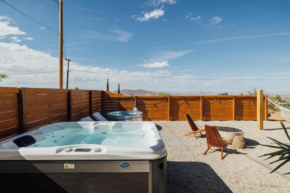 Couples Retreat, Stargazing, Hot Tub, Near JTNP, Desert Views! House in Joshua Tree