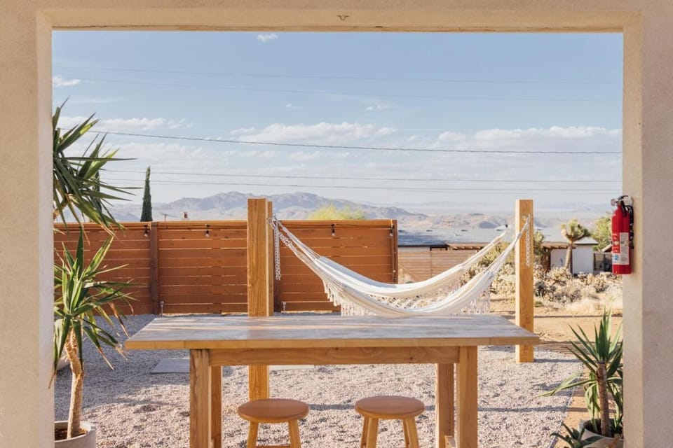 Couples Retreat, Stargazing, Hot Tub, Near JTNP, Desert Views! House in Joshua Tree