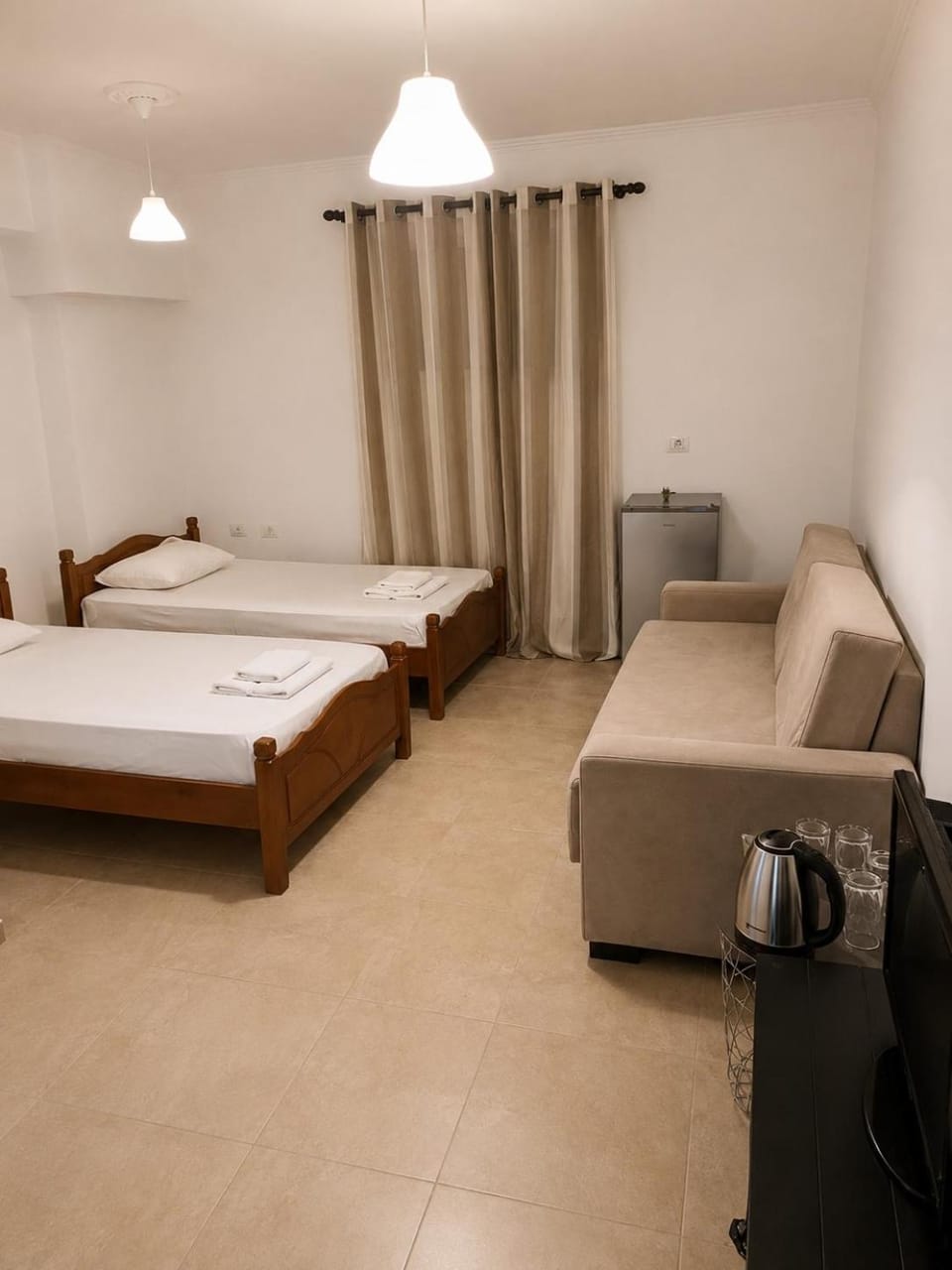 Bed, TV and multimedia, Living room, Photo of the whole room, towels