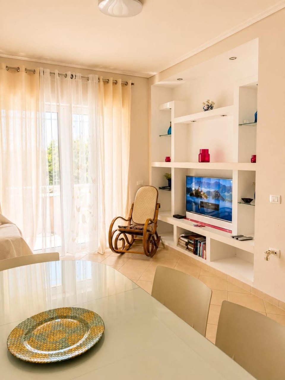 TV and multimedia, Kitchen or kitchenette, Living room, Seating area, Dining area
