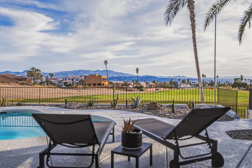 The 13th Hole Modern Retreat - Pool, Spa, Fire Pit House in Lake Havasu City