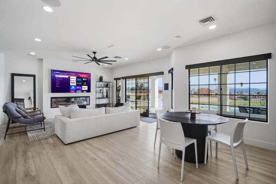 The 13th Hole Modern Retreat - Pool, Spa, Fire Pit House in Lake Havasu City
