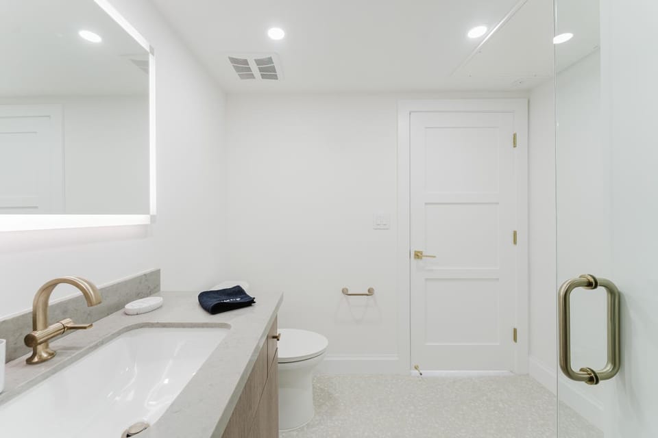 Toilet, Bathroom, towels