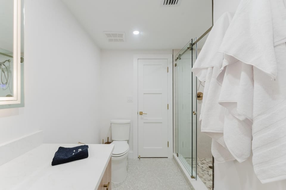 Shower, Toilet, Bathroom, towels