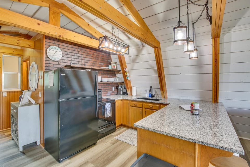 Walk to Beach & Bear Lake! Family-Friendly Getaway House in Garden City