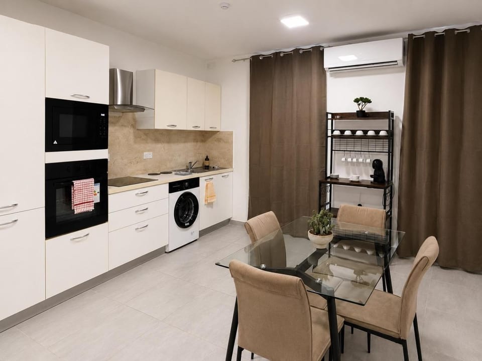 Kitchen or kitchenette, Dining area, oven, washing machine