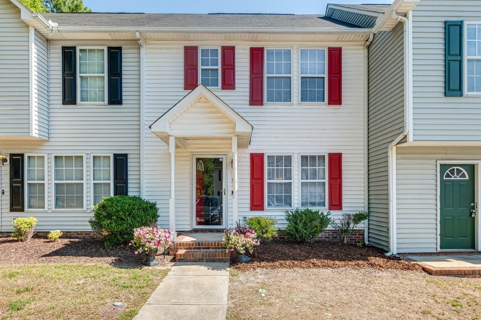 Great for Families! Raleigh Townhome 5 Mi to Dtwn House in Raleigh