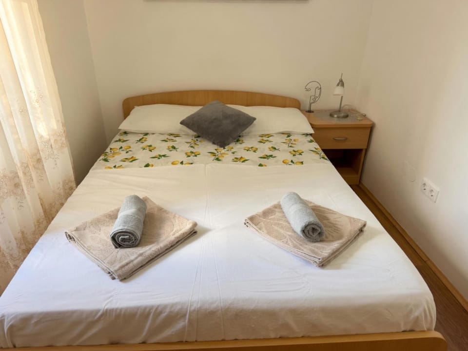 Bed, Photo of the whole room, Bedroom, towels