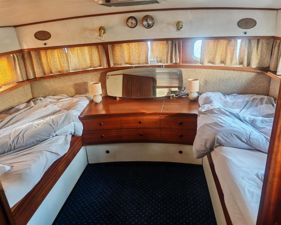 bateau nuit insolite Docked boat in Normandy
