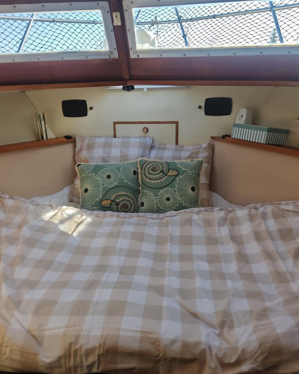 bateau nuit insolite Docked boat in Normandy