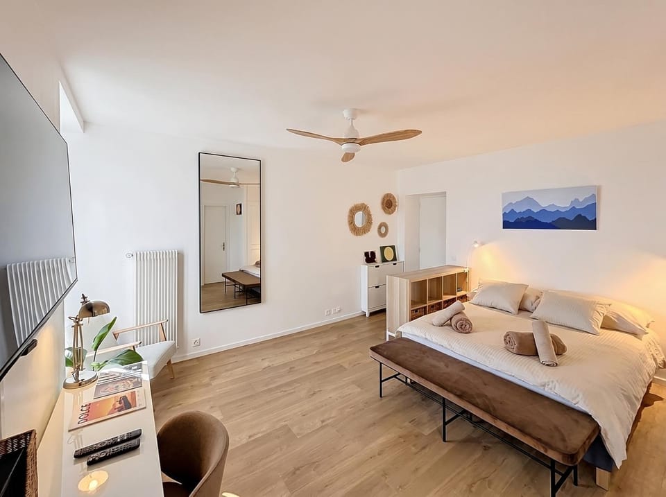 Bed, Seating area