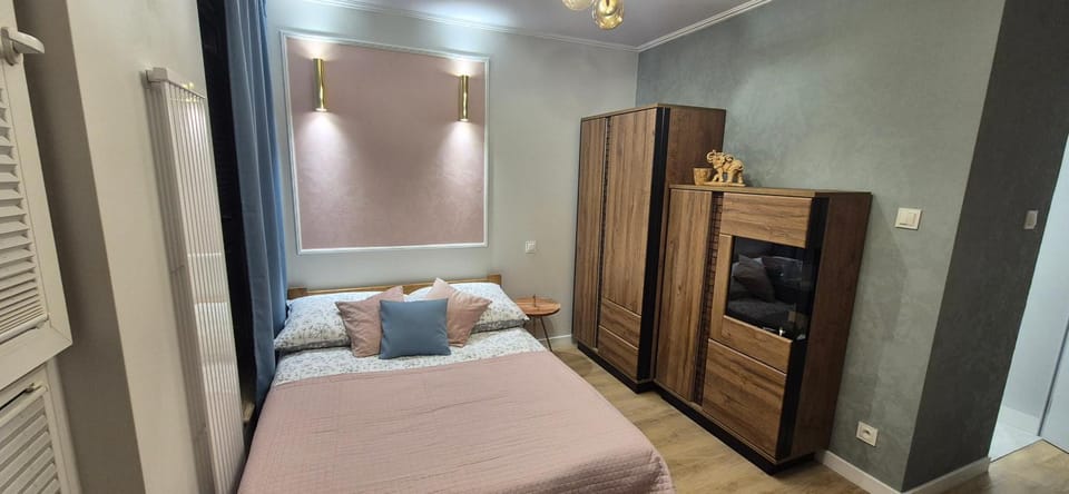 Bed, TV and multimedia, Photo of the whole room, Bedroom, wardrobe
