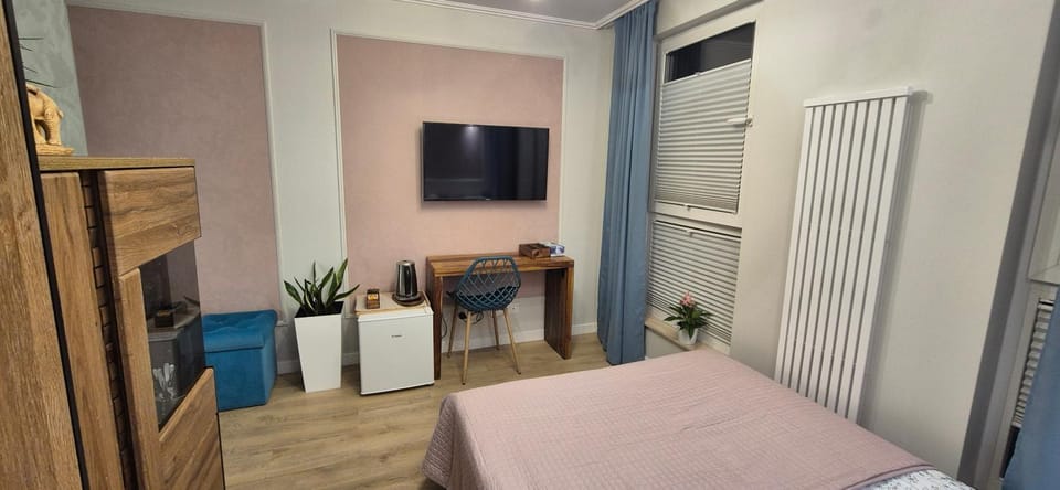 Bed, TV and multimedia, Bedroom