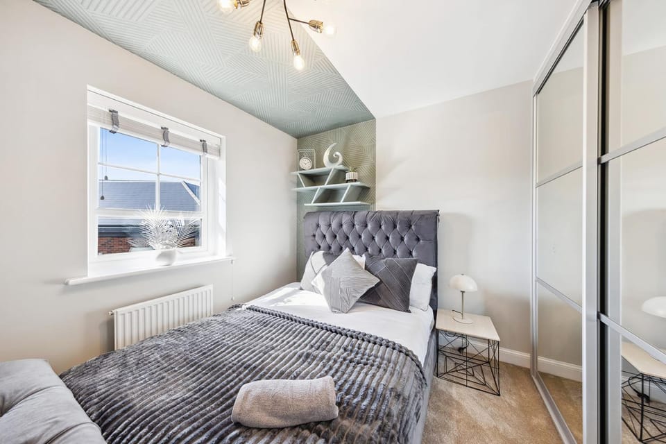 Ruperts Lux Hideaway Canterbury Hot Tub Parking House in City of Canterbury