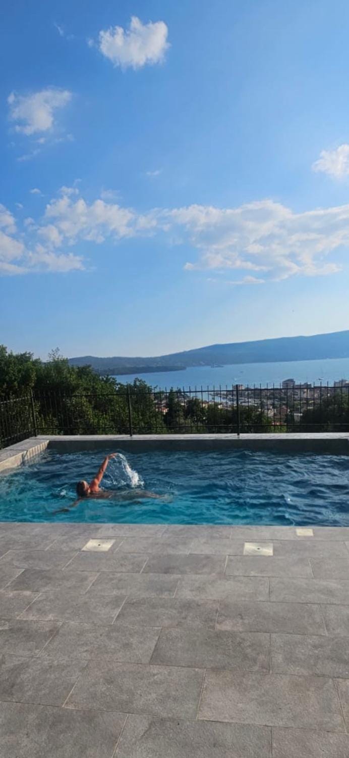 Damisa Lux Stan Apartment in Kotor Municipality