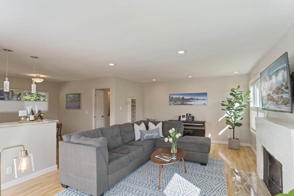 3881 Pacific Gem House in Pacific Grove