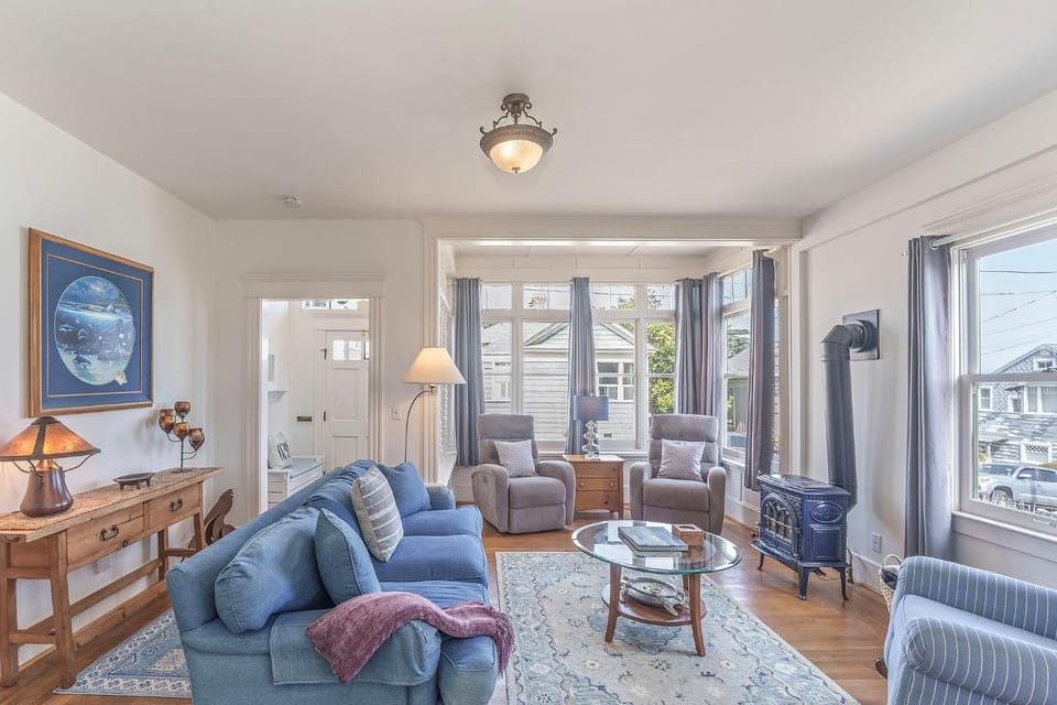 3887 Just Coast'n House in Pacific Grove
