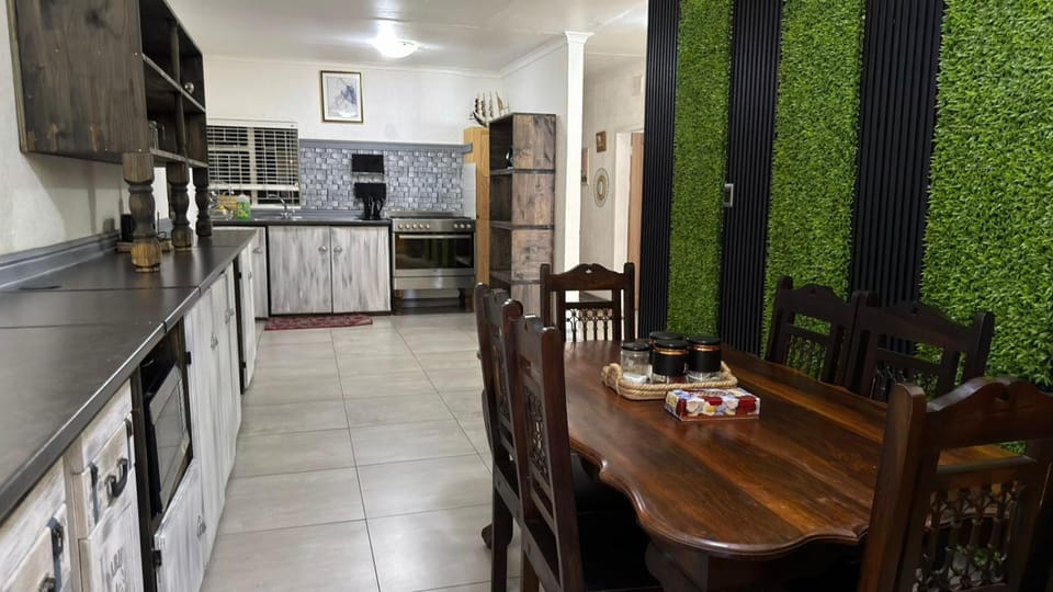 Kitchen or kitchenette, Dining area, oven, stove