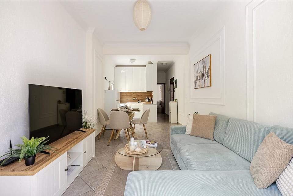Communal lounge/ TV room, TV and multimedia, Kitchen or kitchenette, Living room, Seating area, Dining area, Diving, Evening entertainment