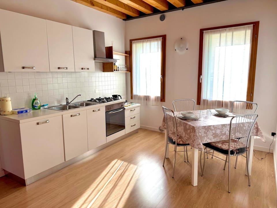 Kitchen or kitchenette, Dining area, stove