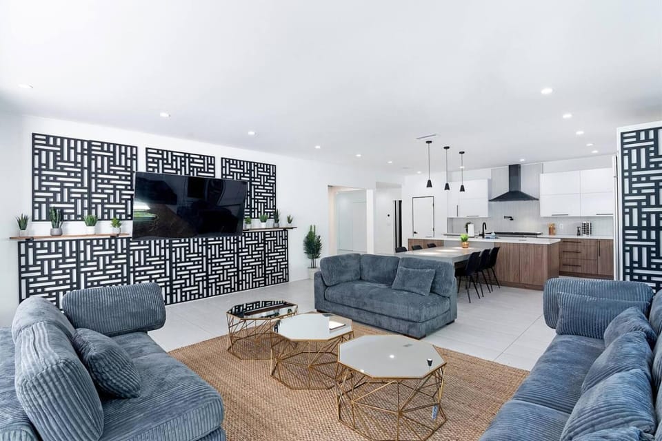 Upscale Oasis with Pool, Spa & Game Room! House in Tarzana