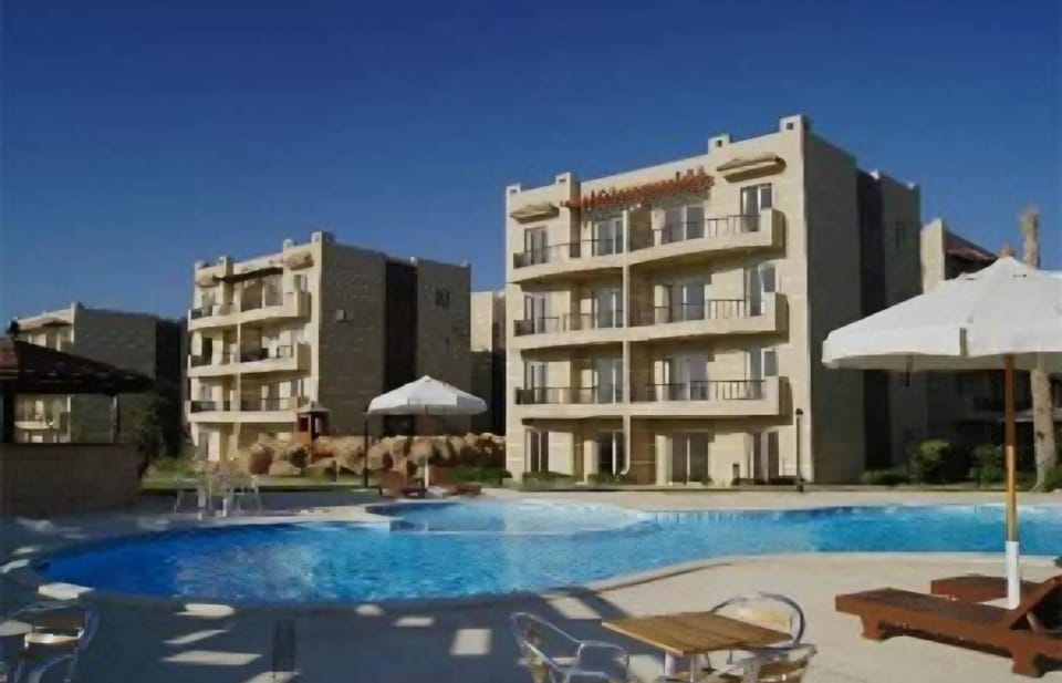 Property building, Swimming pool, sunbed