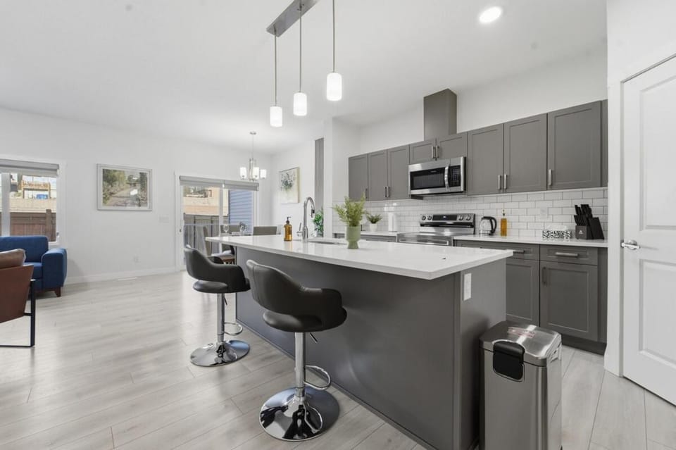 Cochrane Summit Cozy Retreat 3 Bedrooms Full House House in Cochrane