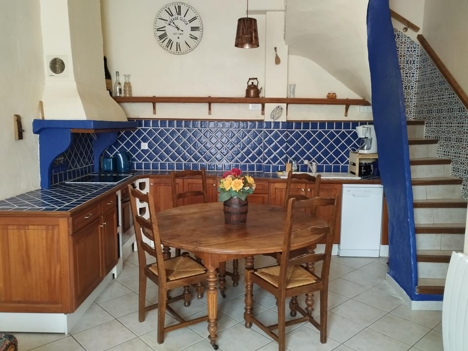 Coffee/tea facilities, dishwasher, microwave, oven, toaster, kitchen