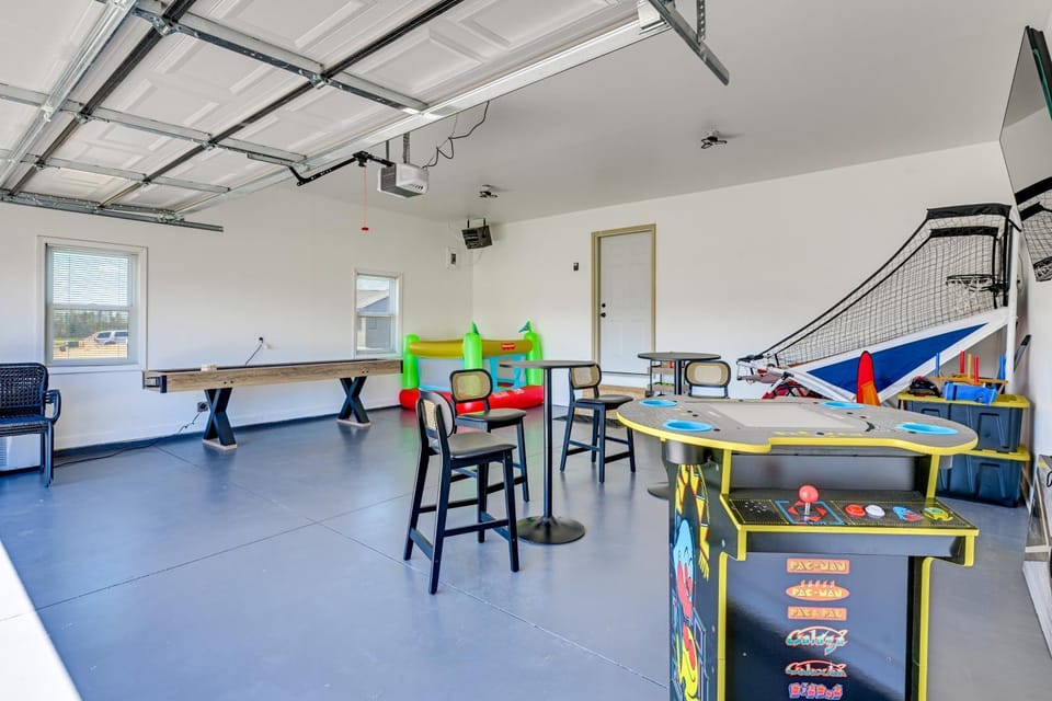 Private Beach & Game Room! Sunset Lake Group Hub House in Wisconsin