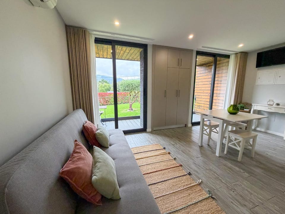 View (from property/room), Balcony/Terrace, Living room, Dining area