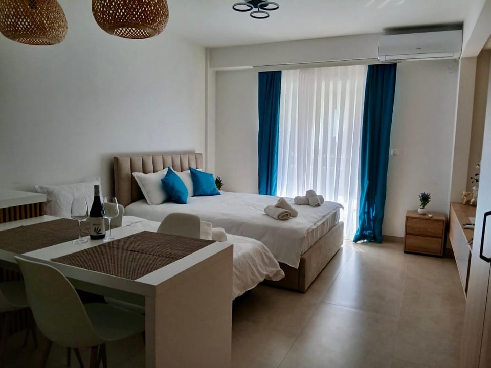 Bed, Living room, Photo of the whole room, Seating area, Bedroom, towels