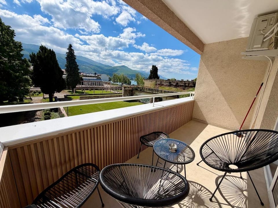 Natural landscape, View (from property/room), Balcony/Terrace, Lake view, Lake view, Mountain view