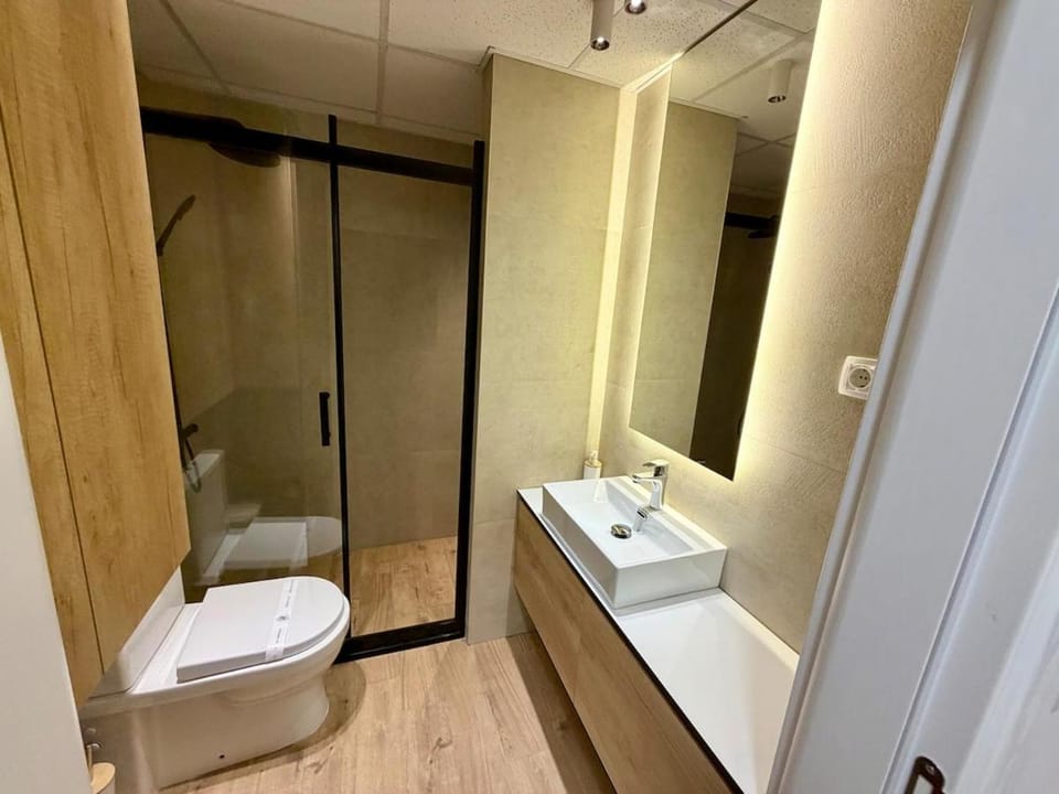 Shower, Toilet, Bathroom, bidet, towels