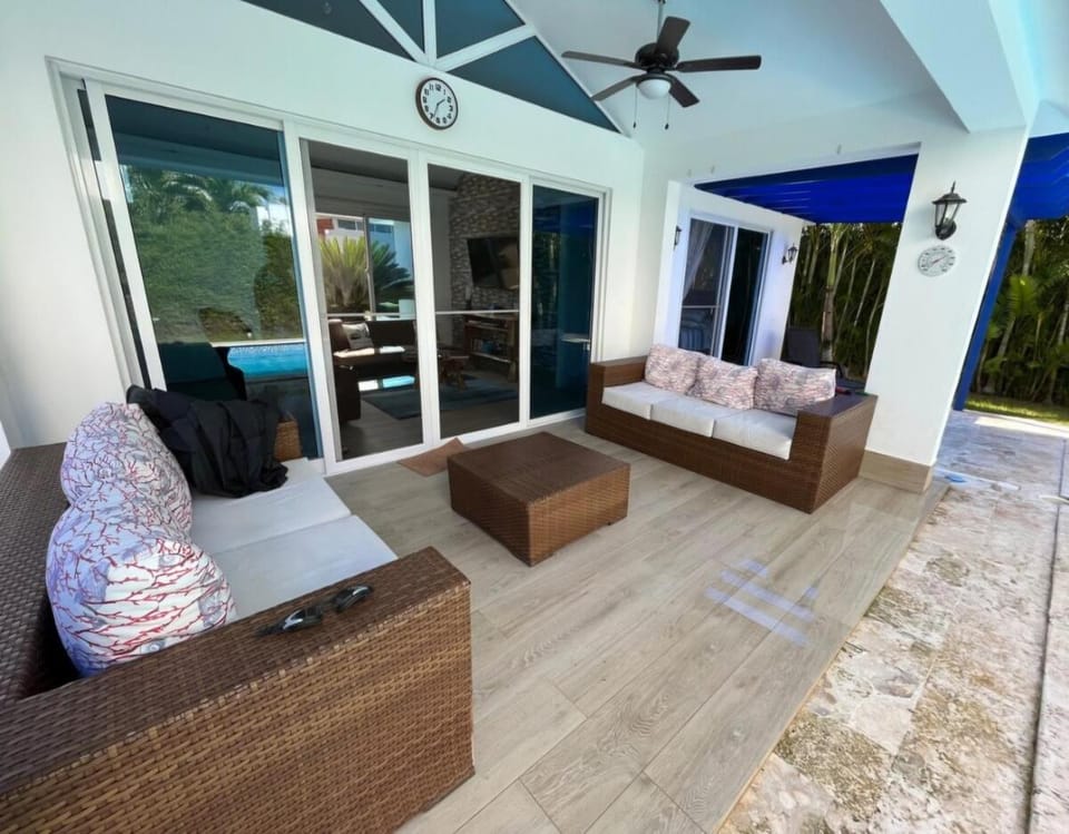 Villa tropical Las Palmas con piscina y seguridad las 24 horas Villa in Sosua