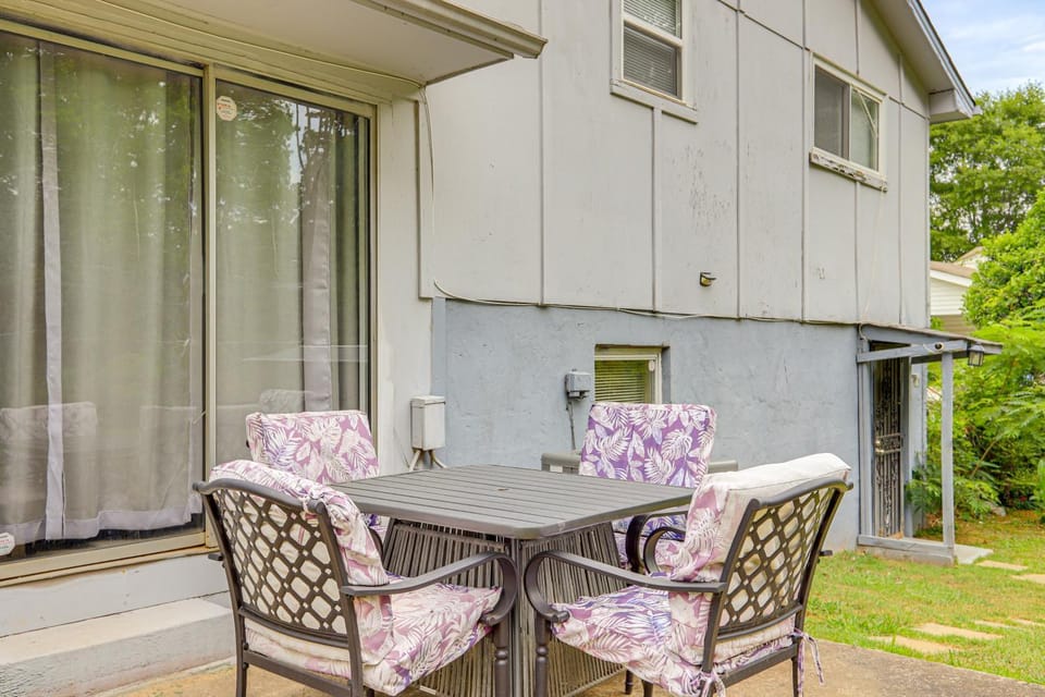 Easy ATL Access! Suburban Retreat w/ Yard & Patio House in Riverdale