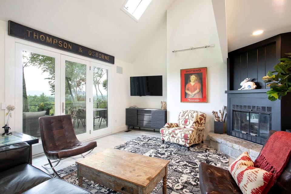 Hilltop Escape with Views & Hot Tub House in New Marlborough