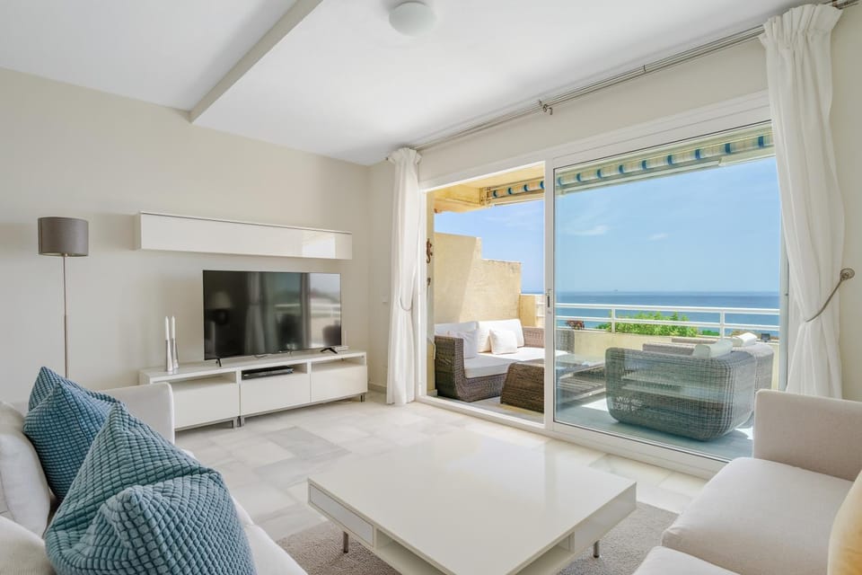 Panoramic Sea Views & Sunsets 3BR Apartment in Costa del Sol