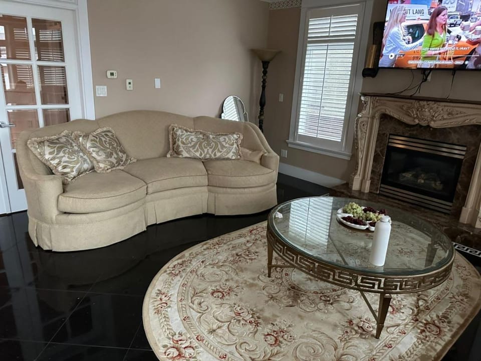 Cozy Room with Full Home Access Next to Mall & Skytrain House in Vancouver