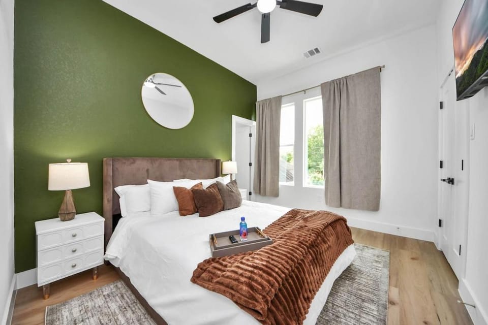 Spacious 4BR Combo Near NRG Downtown Apartment in Houston