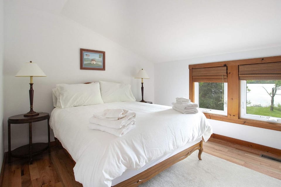 Lakefront, Kayaks Included, Come Unwind In Lenox! House in Lenox