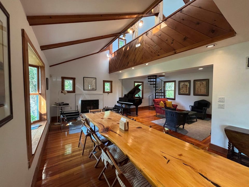 Lakefront, Kayaks Included, Come Unwind In Lenox! House in Lenox