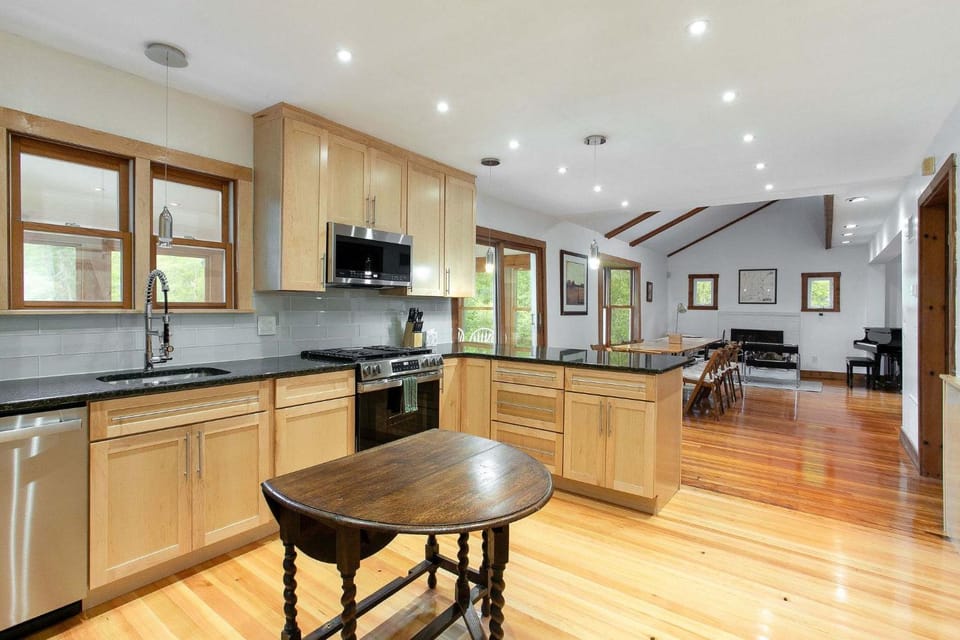 Lakefront, Kayaks Included, Come Unwind In Lenox! House in Lenox