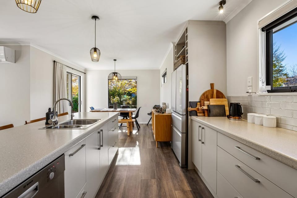Coffee/tea facilities, dishwasher, oven, stove, toaster, kitchen