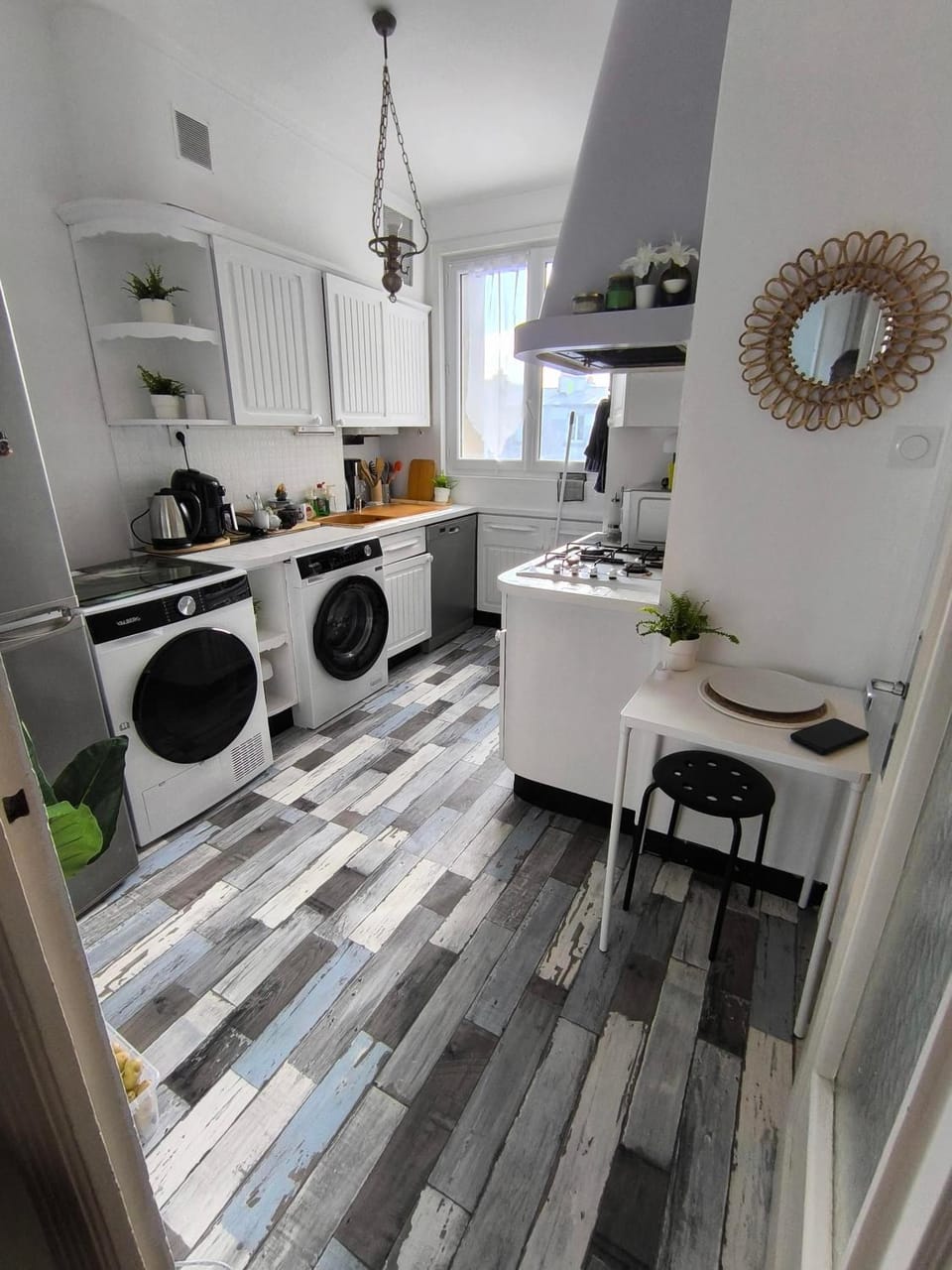 Dining area, Breakfast, dishwasher, oven, stove, washing machine, dryer
