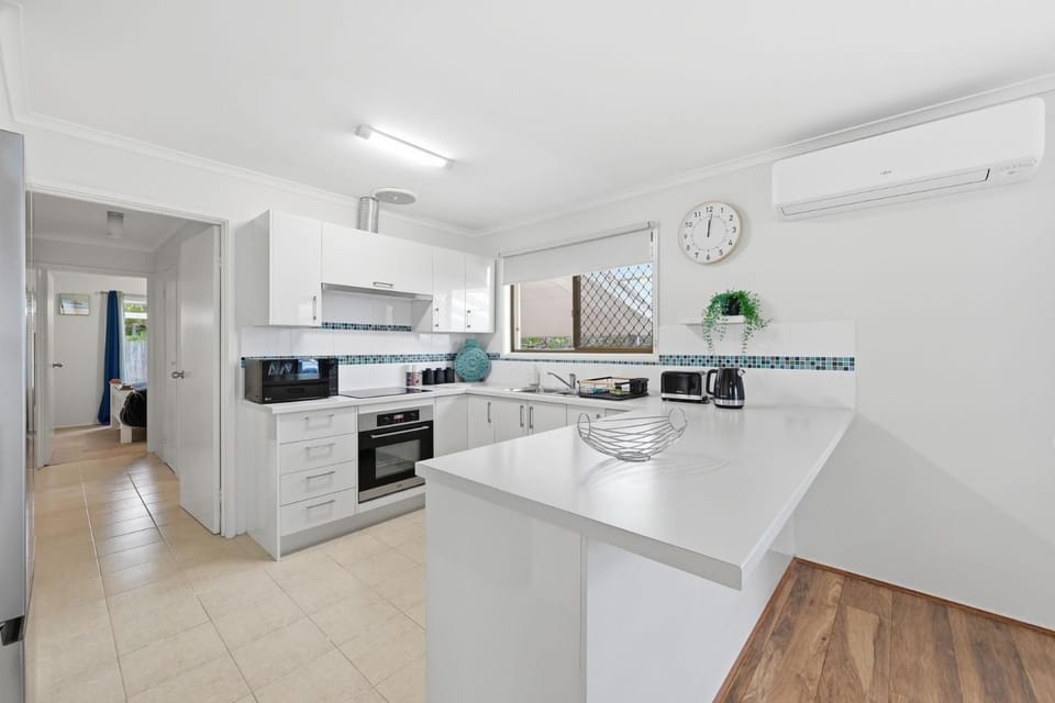 Kitchen or kitchenette, oven, toaster