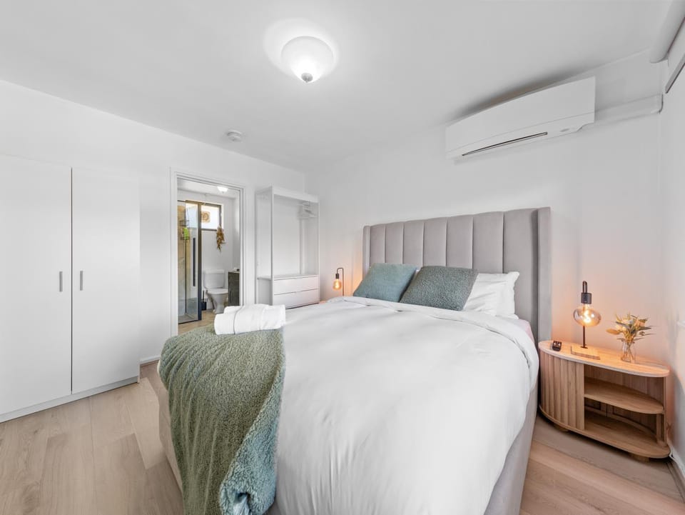 Bed, Bathroom, Photo of the whole room, Bedroom, wardrobe, air conditioner